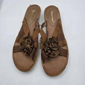 Baretraps Women’s Brown Wedge Sandals Floral Rosette Accent 9.5M